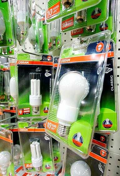 Sähköasentaja Juha Röning asentaa vanhojen loisteputkien tilalle uusia led-valoputkia.
