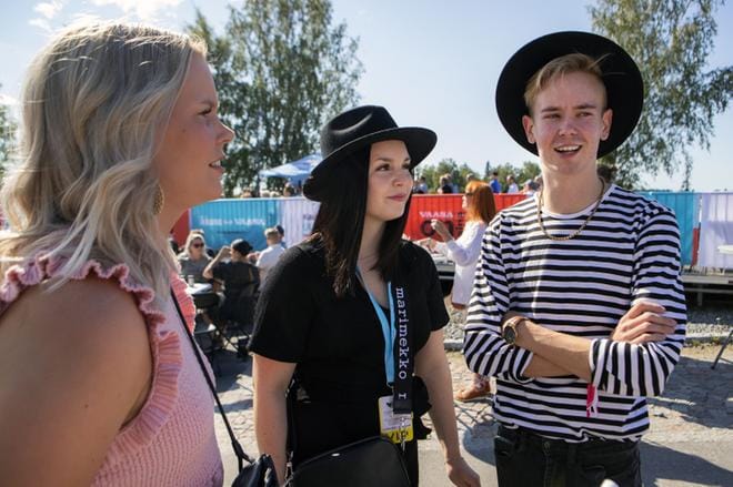 Emilia Markkila, Josephine Raunio ja Jesse Vuorenmaa olivat hankkineet kolmen päivän lipun ja odottivat näkevänsä muun muassa Amorphiksen ja Bonnie Tylerin.