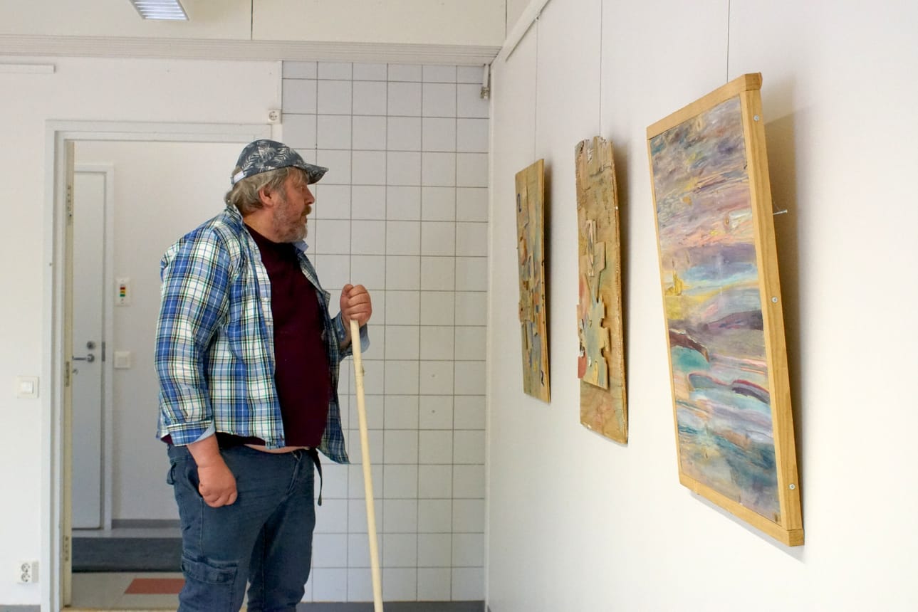 Selvästi näyttelyn muista töistä poikkeavat vaneripohjalle tehdyt taulut ovat kierrätystä puhtaimmillaan, Paavo Ahonen hoksauttaa.