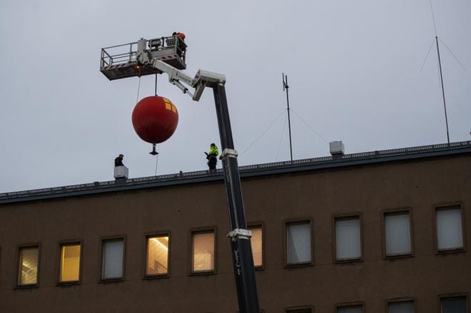 Omena-hotellin tunnuksia poistettiin Vaasan Postitalosta keskiviikkona aamupäivällä. KUVA: JARNO PELLINEN