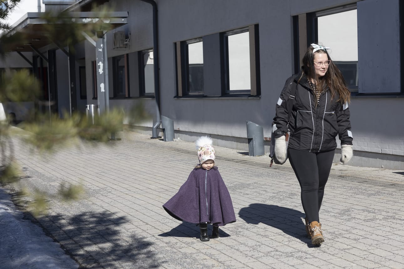 Oululainen Miisa Salonen asioi tyttärensä Jessi Juurakon kanssa Kaakkurin sote-keskuksen neuvolassa.