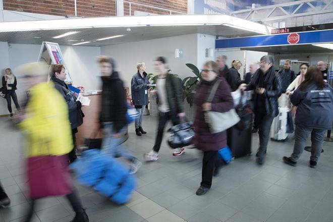 Kun Silja Serenade saapui Helsingin satamaan, niin kriisiapua olivat jakamassa Tarja Mäkelä, Satu Raatikainen Sointu Silvola ja Inga Ruohonen Vantaan ja Helsingin sosiaali- ja kriisipäivystyksestä. Kuva: Mauri Ratilainen
