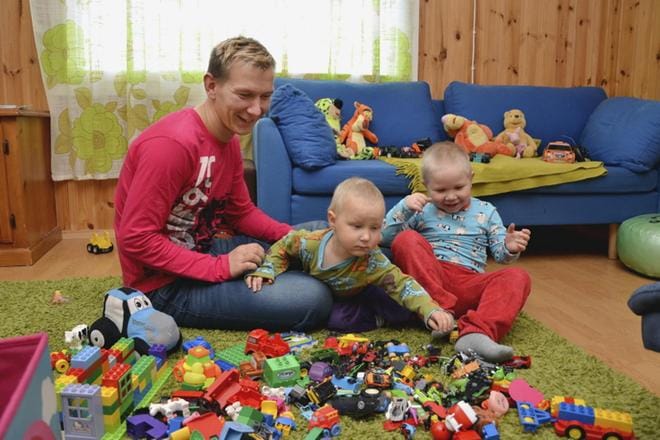 Lenni ja Vili juoksevat usein ympäri taloa rosvoina, kun isä jahtaa heitä poliisina. Välillä keskitytään dubloihin ja pikkuautoihin. KUVA: HANNELE YLI-VIITALA