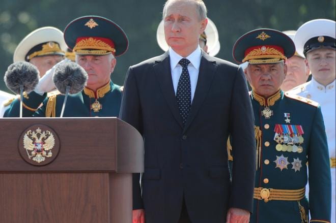 Vladimir Putin on kotonaan voimaa ja miehisyyttä uhkuvissa uutiskuvissa. Laivaston päivänä heinäkuun lopussa hän seisoi korkeiden sotilaiden vierellä. Jääkiekko ja muut urheilutilaisuudet monipuolistavat imagoa. KUVA: MICHAEL KLIMENTYEV/SPUTNIK/KREMLIN POOL