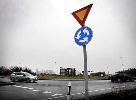 Kaksikaistaisuus tekee kiertoliittymässä ajamisesta sen verran vaikeaa, että useimmat autoilijat ajavat niissä kuin yksikaistaisissa. Muutama kaksikaistainen kiertoliittymä onkin tästä syytä muutettu yksikaistaiseksi. Uutena selkeyttävänä ratkaisuna Suomeen on lisäksi rakennettu kaksikaistaisia turbo-kiertoliittymiä.