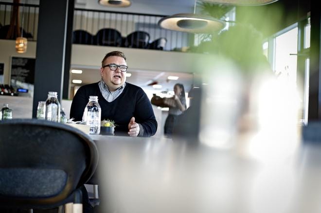 Äärellä- ja Juurella-ravintoloiden yrittäjä Jani Unkeri on jo toteuttanut asiakkaita osallistavaa kokkikoulua. Suurin ongelma ravintolatoiminnassa on saada ihmiset ravintoloihin maanantaisin ja tiistaisin. KUVAT: TOMI KOSONEN