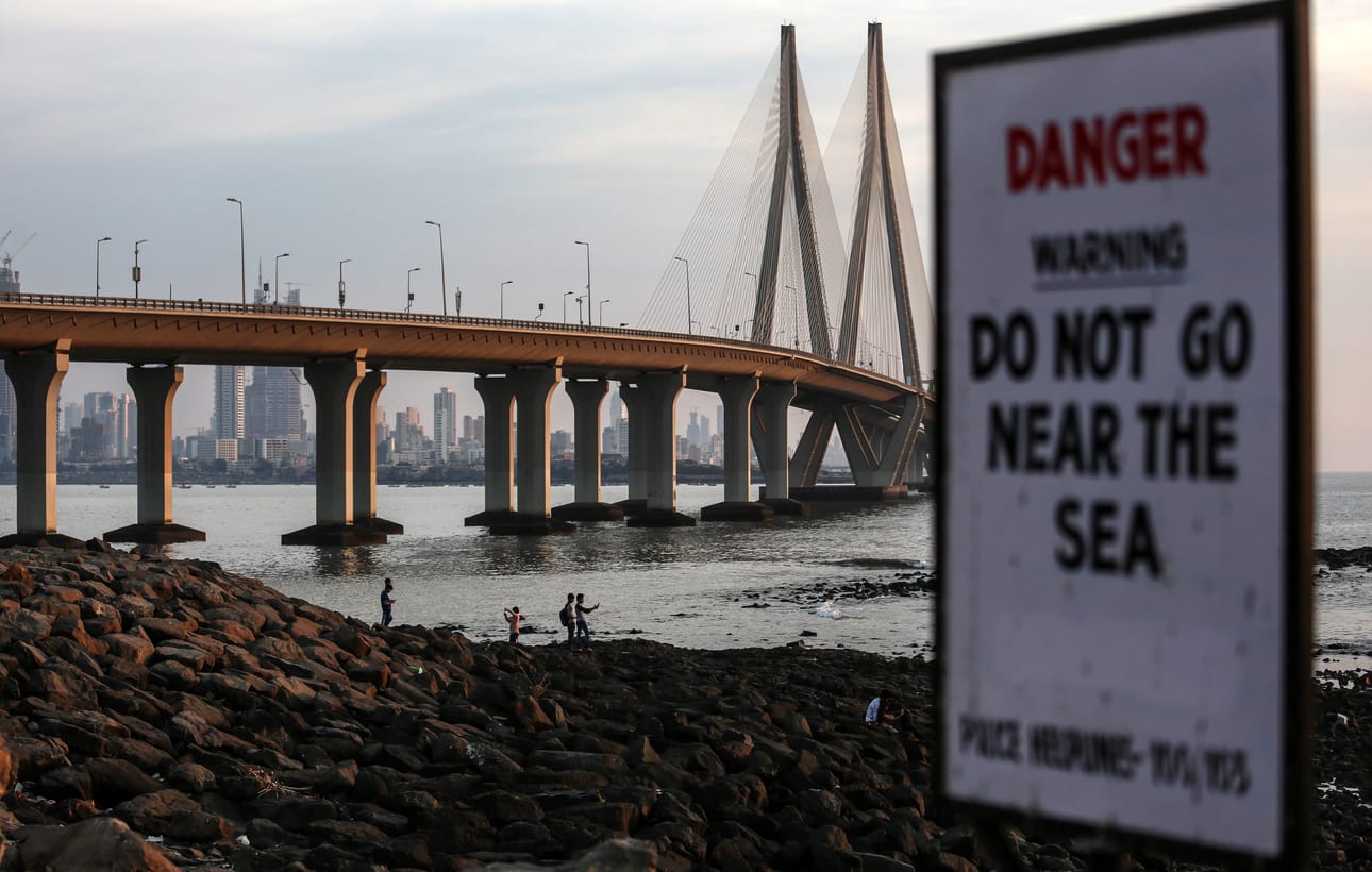 Ihmiset ottivat selfieitä Mumbaissa Bandra Fortin läheisyydessä helmikuussa 2016. Mumbai kielsi vuonna 2016 selfieiden ottamisen 16 alueella selfie-kuolemien takia.