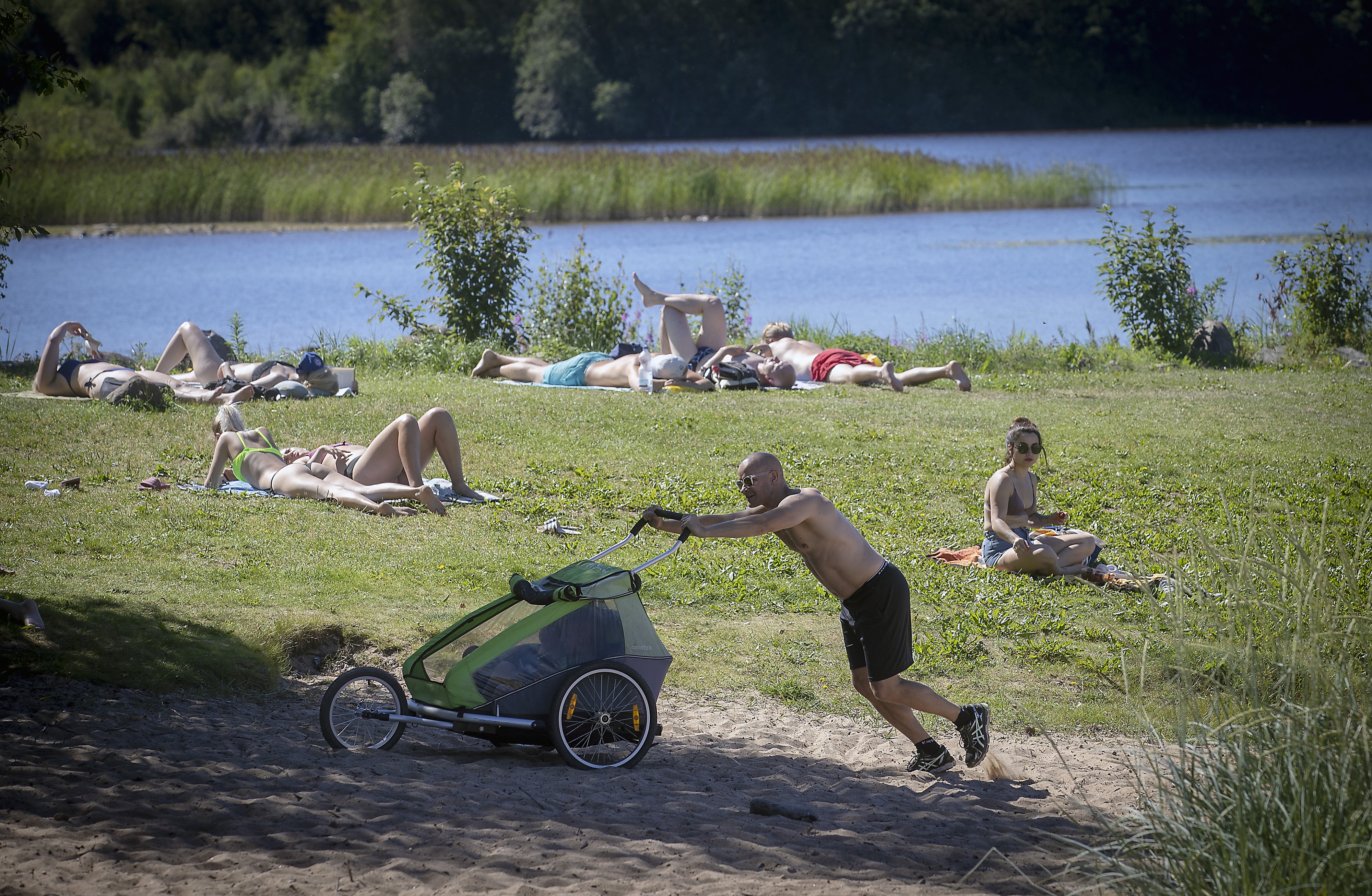 Heinäkuun helteet saivat oululaiset pihalle.