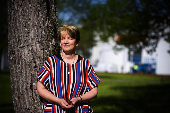 Yhteistyö, verkostoituminen, asiakasyhteistyö ja asiakkaan kuuntelu ovat Marjaana Suutariselle tärkeitä asioita. Hän lähtee hyvin luottavaisena uuteen tehtäväänsä. – Olen yleensä hyvin innostunut siitä, mihin tartun. Elän ja nautin siitä, mitä teen. KUVA: JARNO PELLINEN