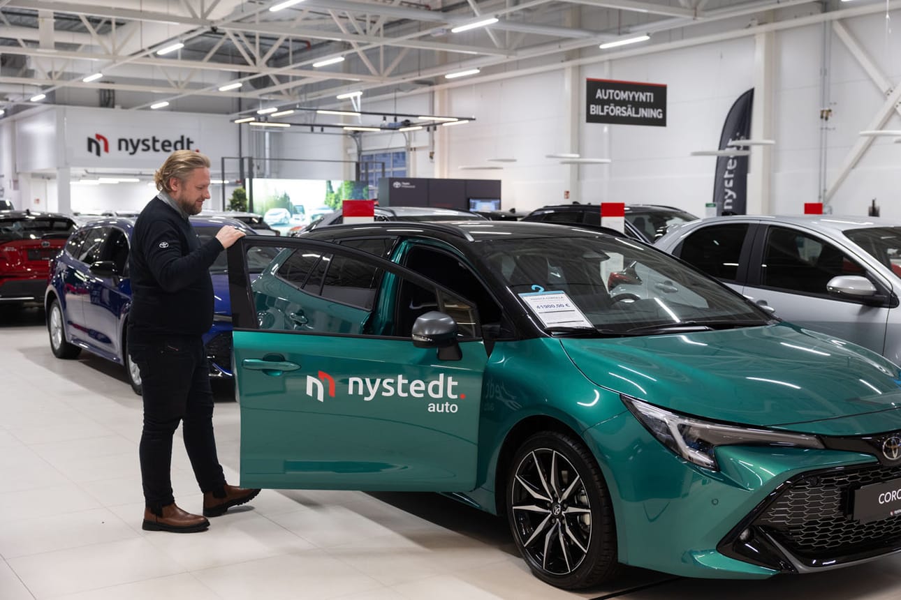 Toyotan monipuolinen mallisto ja luotettavuus ovat tehneet merkistä yhden Suomen suosituimmista. Asiantuntija Harri Niemi esittelemässä Toyotan uusimpia malleja.
