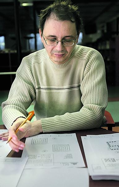 Oululainen JP Ikäheimonen ei pidä Sudokua ja Survoa toistensa kilpailijoina, koska ne vaativat ratkaisijaltaan erilaisia asioita.