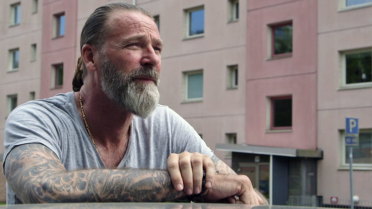 40 vuotta uransa jälkeen korkeushyppääjä Patrik Sjöberg hoitaa lapsuutensa traumaa terapiassa.