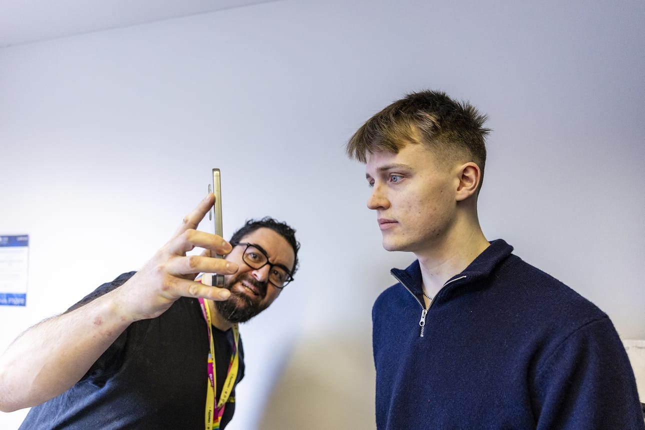 Biometriikan tutkija Constantino Alvarez Casado (vas.) ja liiketoiminnan kehitystiimiläinen Matias Martinmäki esittelevät, miten Candour Oy:n tunnistamisteknologiaa ei pysty huijaamaan kasvojen tunnistuksessa esimerkiksi sillä, että kännykkää pitelee selfietä otettaessa joku muu kuin oikea henkilö.