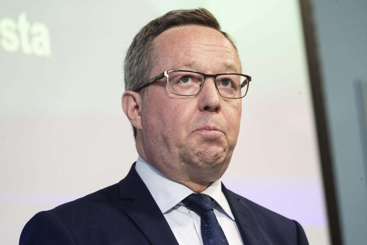 Elinkeinoministeri Mika Lintilä (kesk.) katsoo, että sähkön verotuksen laskeminen näkyisi suoraan kuluttajien laskussa. LEHTIKUVA / RONI REKOMAA