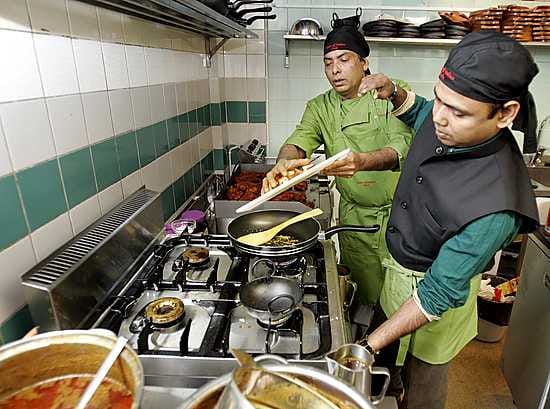Tapon Bangabashi (etualalla) laajensi bisnestään avaamalla toisen ravintolan lähemmäs keskustaa. Hän pitää intialaisten ravintoloidensa valttikorttina kastikkeita. Teen aina itse kastikkeet, tai ainakin käyn maistamassa ja hyväksymässä ne. Resepti on salaisuus. Taste of Indian kokkina häärii Abul Kashem.