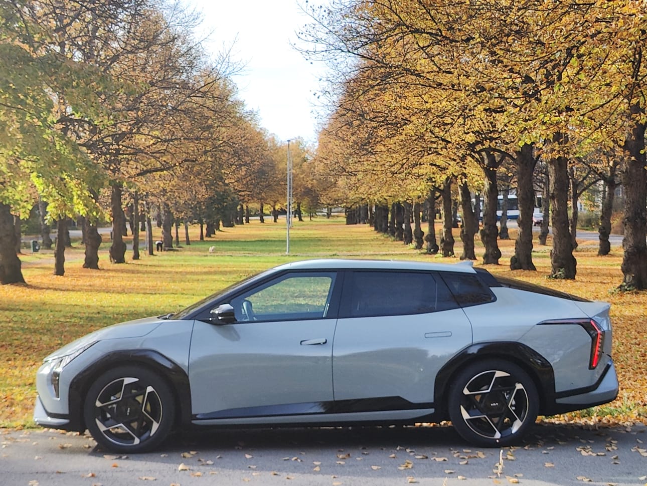 Pitkäperäinen Kia EV4 ei kilpaile maailman kauneimman auton tittelistä. Fastbackit tulevat Etelä-Koreasta, lyhyet hatchbackit puolestaan Slovakiasta.