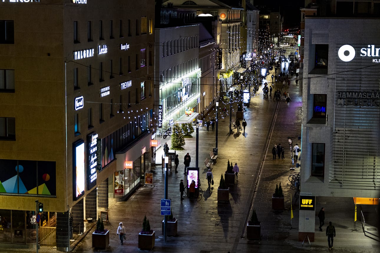 Rotuaarin jouluvalot sytytettiin perjantai-iltana.