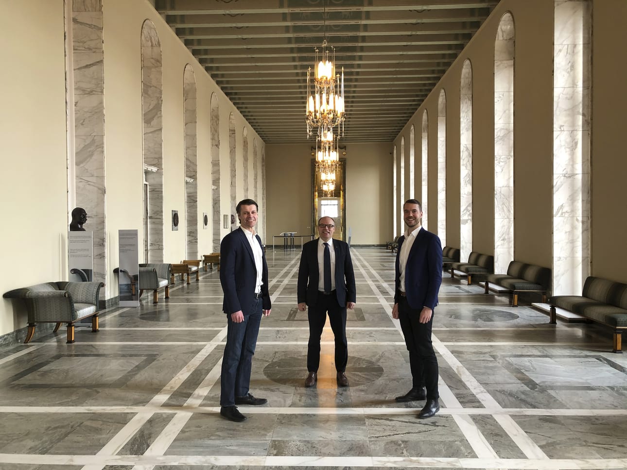 Keskustan kansanedustajat Mikko Kinnunen, Pasi Kivisaari ja Jouni Ovaska haluavat tarjota yhteiskuntaoppiin liittyvää materiaalia opettajille etäopetukseen.