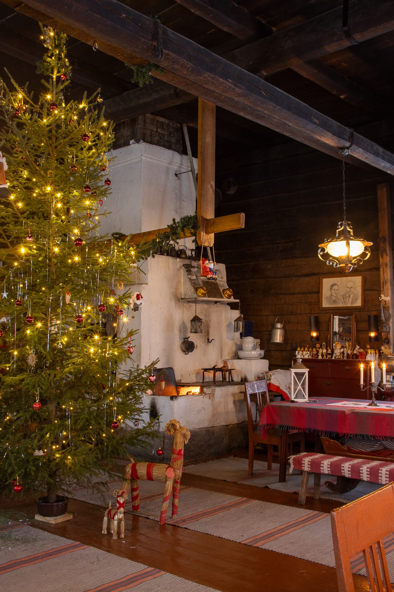 Joulukuusi luo kotiin jouluista tunnelmaa. Kuvituskuva.