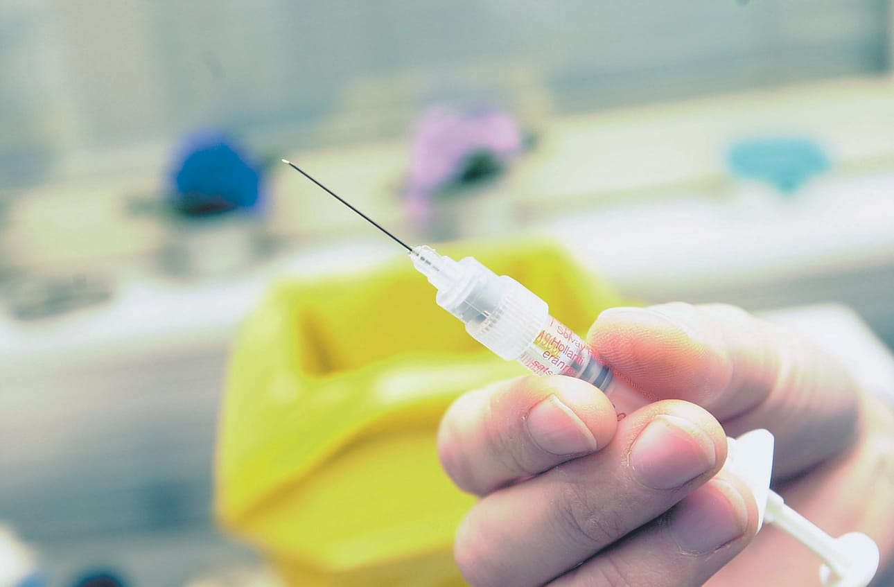 Peptidit toimitetaan asiakkaille yleensä jauheena, joka laimennetaan steriilillä vedellä ennen pistämistä. Kuvituskuva.