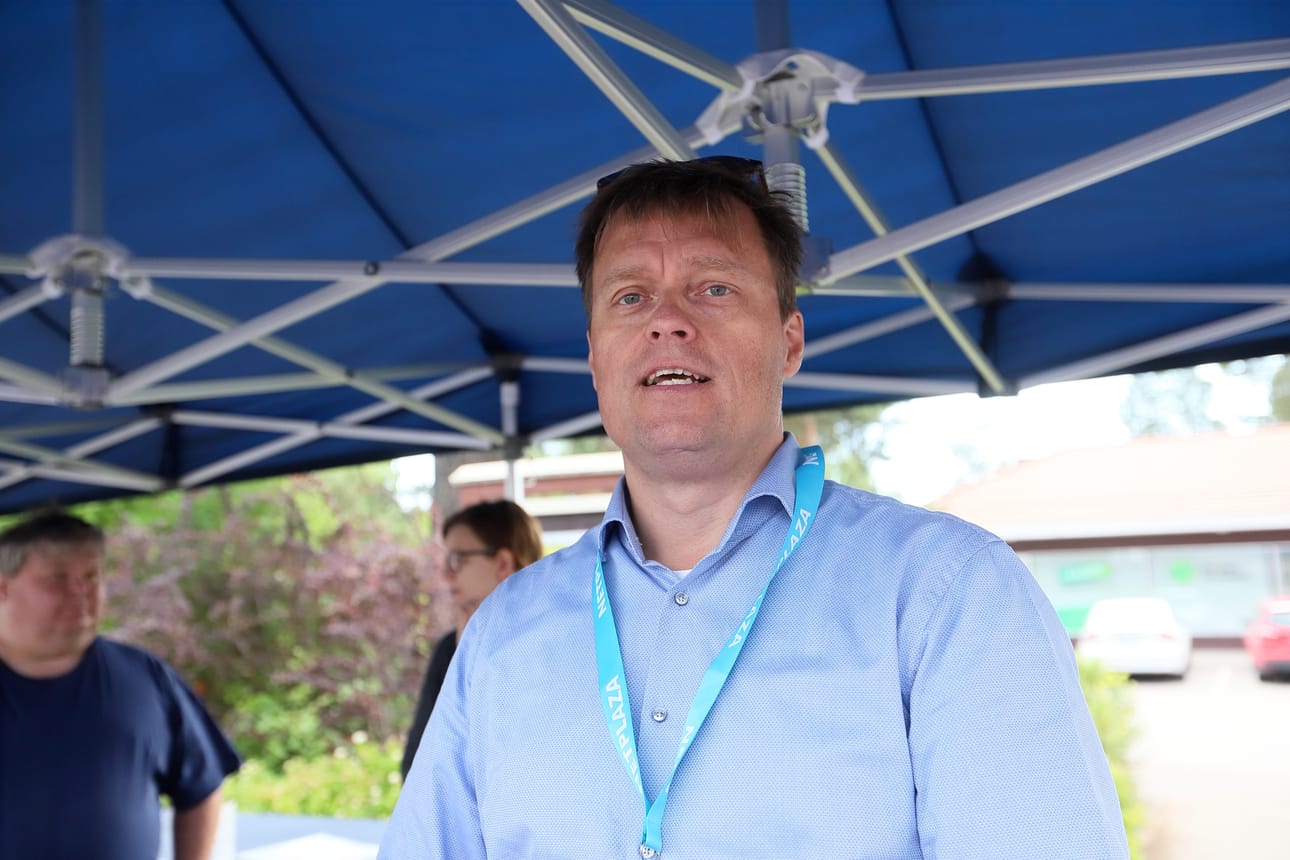 Jukka-Pekka Kivioja Netplazalta esitteli valokuituhanketta.