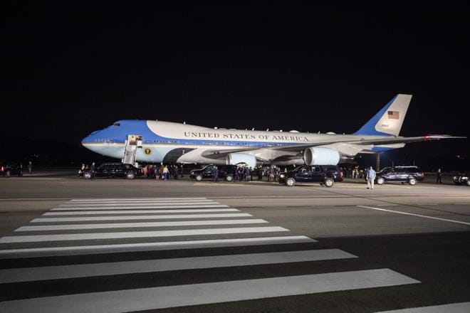 Air Force One, erikoisvarusteltu VC-25A, on pohjimmiltaan Boeingin 747-200 -matkustajakone. Tällä koneyksilöllä Donald Trump vieraili kesäkuussa Singaporessa. Seuraava presidentin erikoiskonekalusto on edelleen jumbojetti, tässä tapauksessa uusinta Boeing 747-8 -mallia. KUVA: JIM LO SCALZO