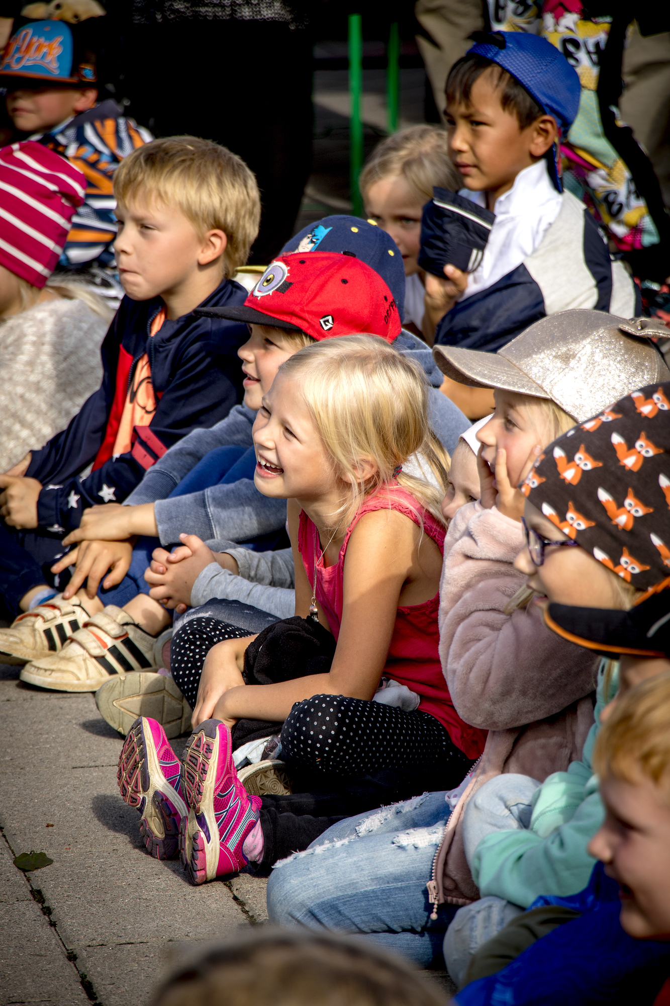 Lapsia nauratti, kun taikuri Risto Pajunen esiintyi.