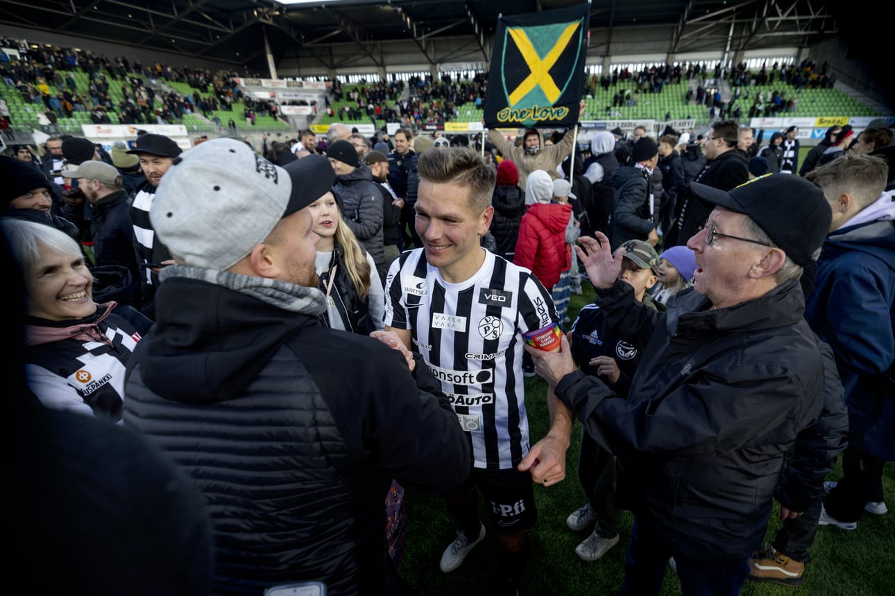 Uransa lopettava VPS-ikoni Sebastian Strandvall oli juhlinnan keskipisteessä.