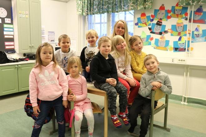 Paalijärven koulussa on kymmenen eskarilaista, joista kuvanottohetkellä paikalla oli kahdeksan. Takana oikealla opettaja Anne-Mari Lönnmark. KUVAT: SAILA COLLANDER