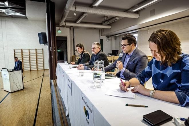 Amk-agrologipiskelijoiden ruokapaneelissa MTK:n Monica Twerin, S-ryhmän Antti Oksa, Atrian Jari Leija sekä Laidun Herefordin Jyri Tanner joutuivat vastaamaan paneelia johdattaneen opiskelijan Samuli Juurakon tiukkoihinkin kysymyksiin. KUVA: MATTI HAUTALAHTI