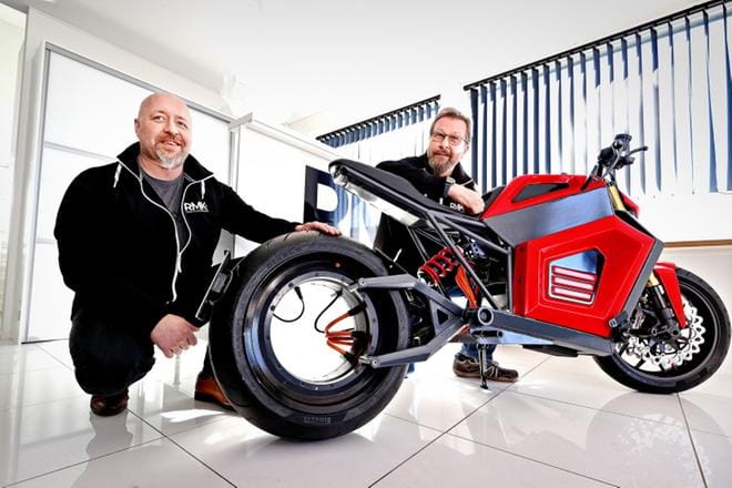 RMK E2 -sähkömoottoripyörä on saanut paljon näkyvyyttä myös ulkomaisessa mediassa, iloitsevat RMK Vehicles Corporation oy:n hallituksen puheenjohtaja Juha-Pekka Rintamäki ja varatoimitusjohtaja Ari Viemerö. KUVAT: KARI LÖFHJELM