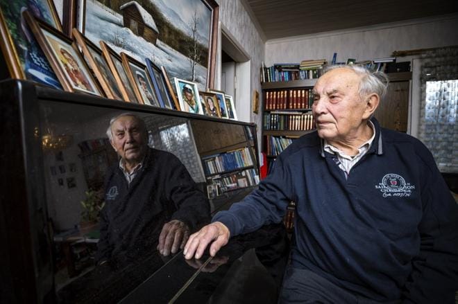 Olavi Sorvarin vaimo kuoli reilut kuusi vuotta sitten. Vuoden lopussa mies aikoo muuttaa rivitaloasuntoon Alajärven kirkolle. Kurejoen tupa jää kesämökiksi neljälle tyttärelle. Sorvarilla on jälkikasvua jo neljännessä polvessa. KUVA: MATTI HAUTALAHTI