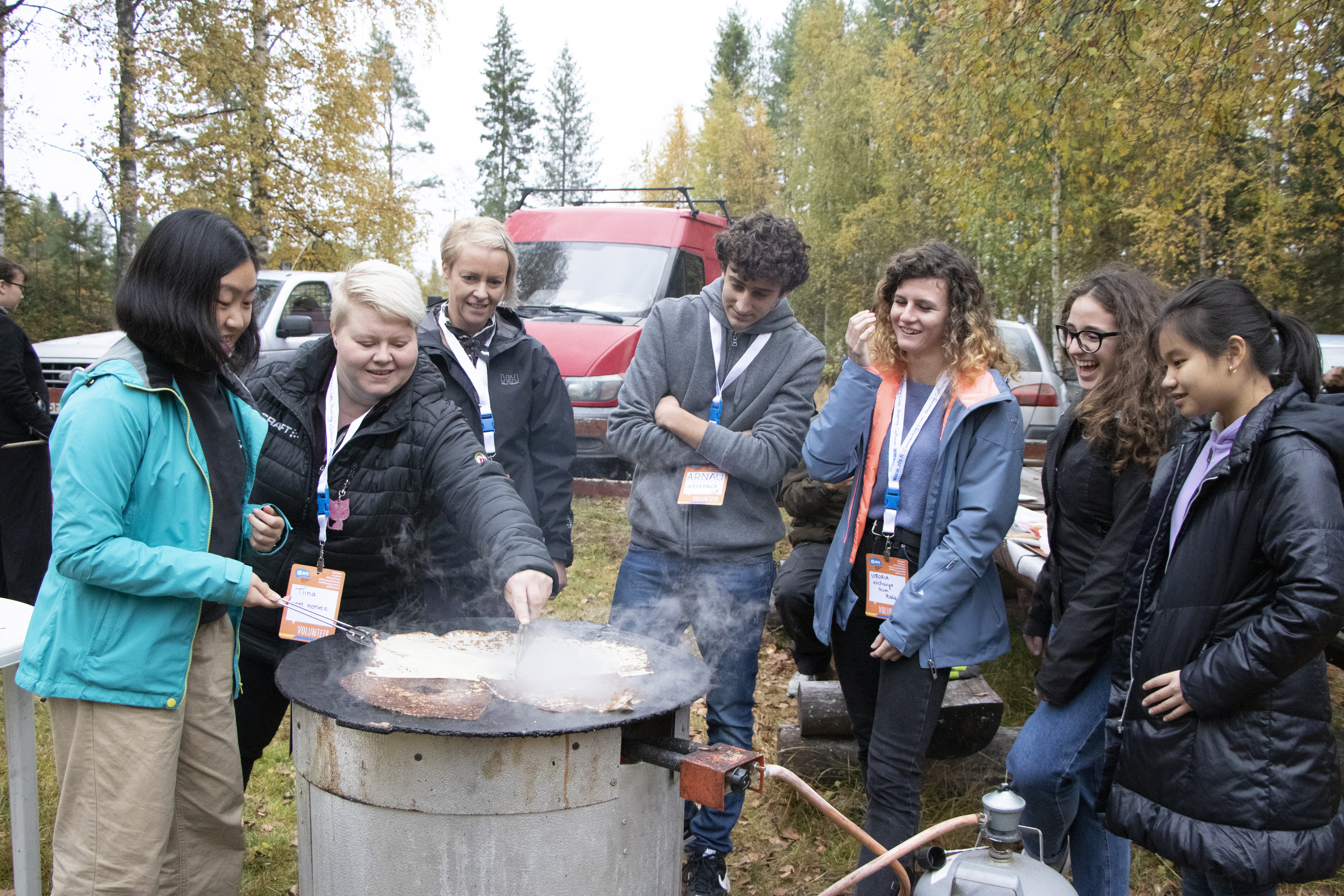Vaihto-oppilaat pääsivät oppimaan, kuinka paistetaan muurinpohjalättyjä. Tiina Mikkonen näytti ensimmäisenä paistamaan päässeelle Chianta Iplle, kuinka iso lätty pienitään. Tilannetta seuraamassa Mira Konola, Arnau Martínez Miralles, Vittoria Mezzalira, Marta Frigerio ja Noppanut Sriphong.