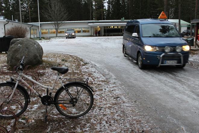 Sääskiniemen koulu sijaitsee valtatien 18 varrella, Alavuden Sydänmaalla. Oppilasennuste lupaa jopa kasvua tämän koulun oppilasmäärään: viiden vuoden kuluttua koululaisia pitäisi olla 30, kun luku nyt on 28. KUVA: REIJO HEIKKILÄ