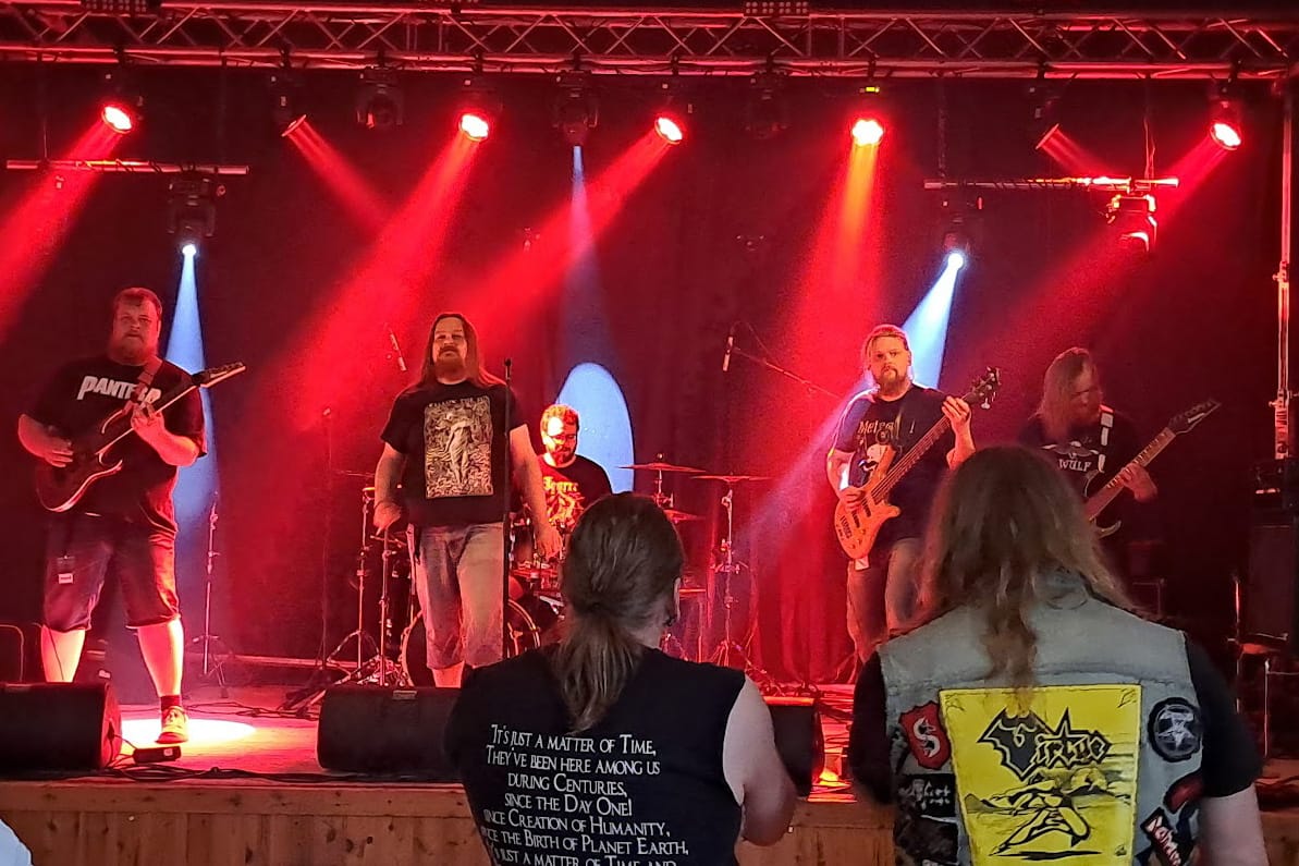Observed aloitti illan näyttävällä lavashowlla.