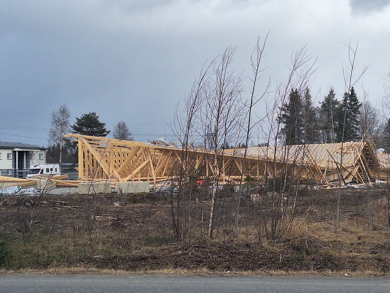 Rakenteilla olevan liikerakennuksen runko romahti Keminmaassa keskiviikkona.