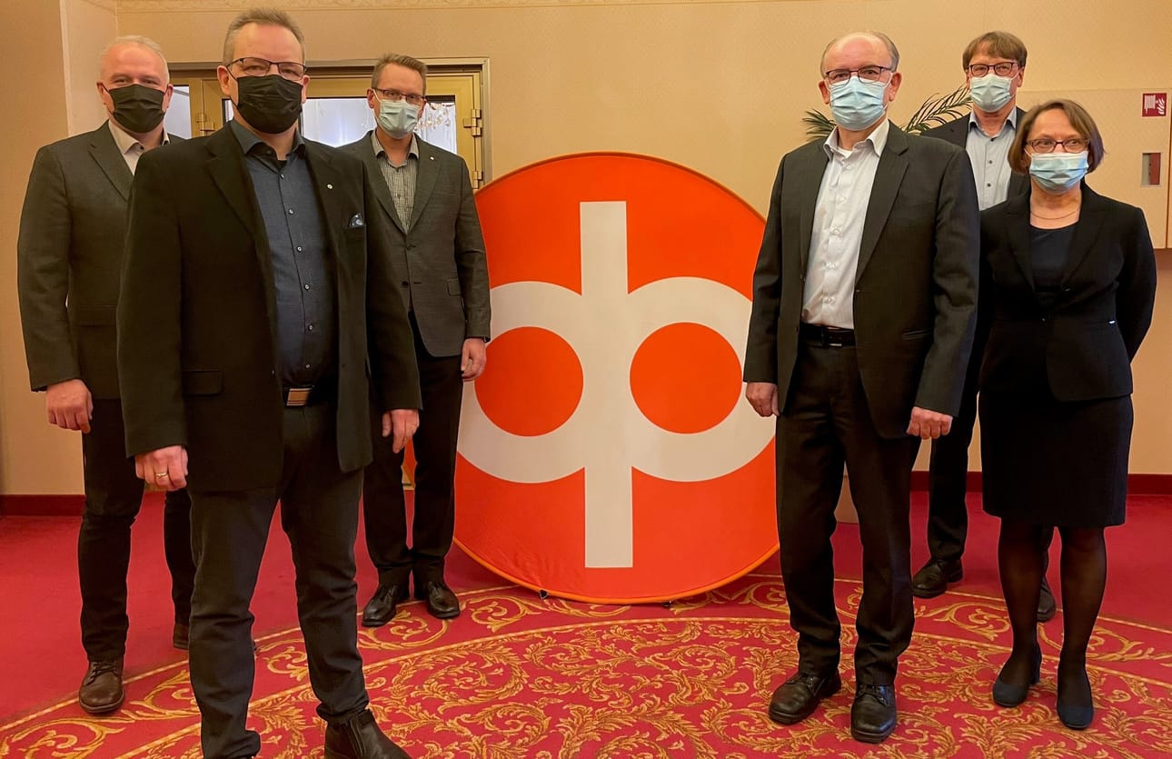 Kahden osuuspankin yhdistymisaikeista kertoivat OP Peräseinäjoen hallituksen puheenjohtaja Jaakko Korkonen (vasemmalla), hallintoneuvoston puheenjohtaja Petri Ollinkoski ja toimitusjohtaja Juha Mäki sekä OP Alavuden hallituksen puheenjohtaja Erkki Holkko, toimitusjohtaja Jussi Ruuhela ja edustajiston puheenjohtaja Päivi Kujala.