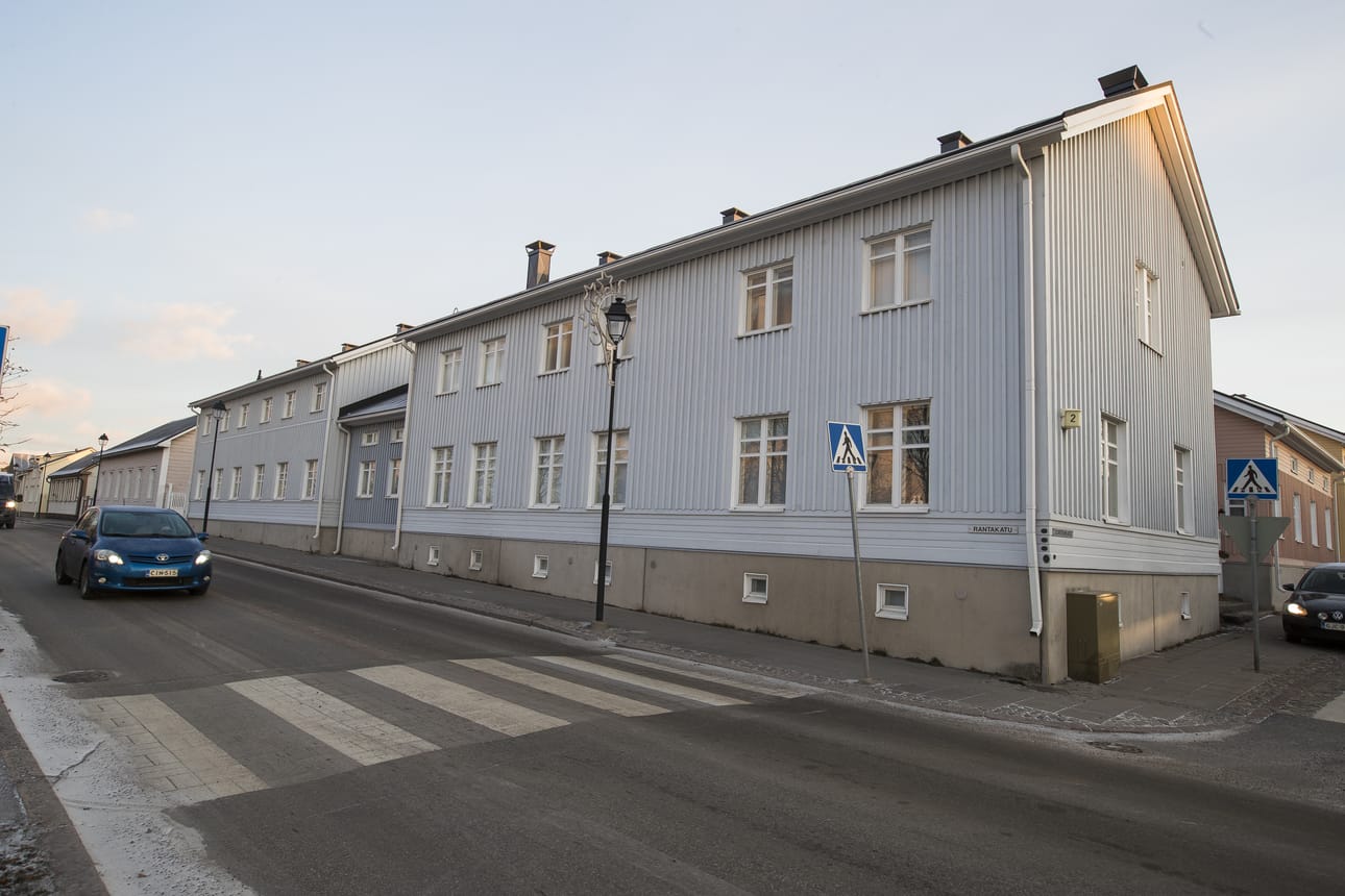 Tuomaan päivän jouluikkuna löytyy osoitteesta Cortenkatu 2 C 3, mutta koristeltu ikkuna on Rantakadun puolella. Alkuperäinen Ehrströmin talo tuhoutui tulipalossa 6.5.1987.