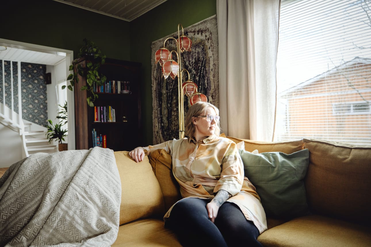 Noin kaksi vuotta sisustussuunnittelijana toiminut Jonna Lamminaho on itsekin aistiherkkä. Hän suosittelee jokaista miettimään, millaista unelmien arki voisi omassa kodissa olla.