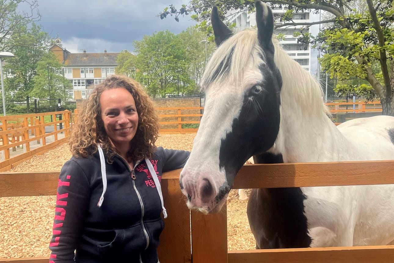 Ebony Horse Clubin nuorisotyön johtaja Charlotte Lavender kertoo, että hevostalli on perustettu nimenomaan syrjäytymiskierteessä olevien lasten auttamiseksi Lontoossa.