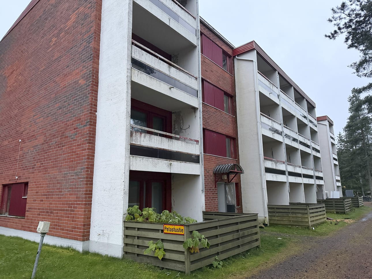 Kerrostalon lisäksi tontilta puretaan huoltorakennus ja jätekatos.