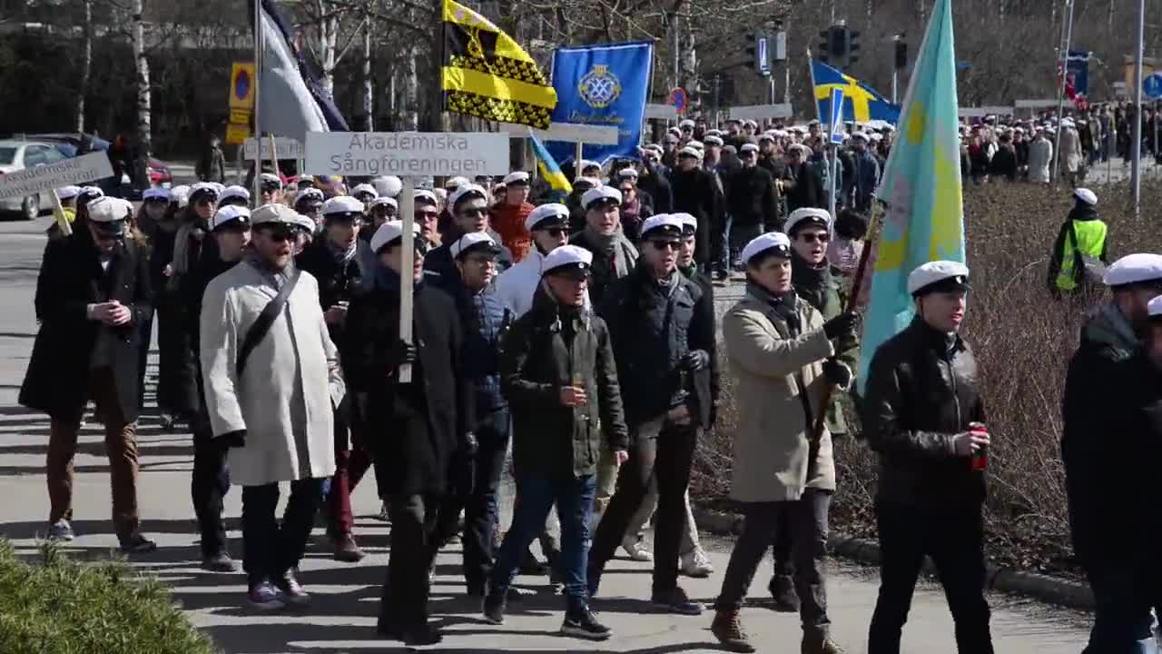 Kuorofestivaalin kulkueessa oli satoja laulajia