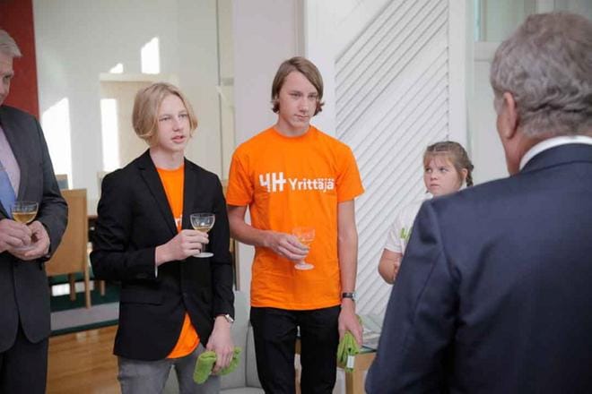 Nuoret 4H-yrittäjät Konsta Keskitalo (vas.) ja Kalle Iskala kertoivat Puusepänliike Mööpeli -yrityksestään. KUVA: MATTI PORRE/TASAVALLAN PRESIDENTIN KANSLIA