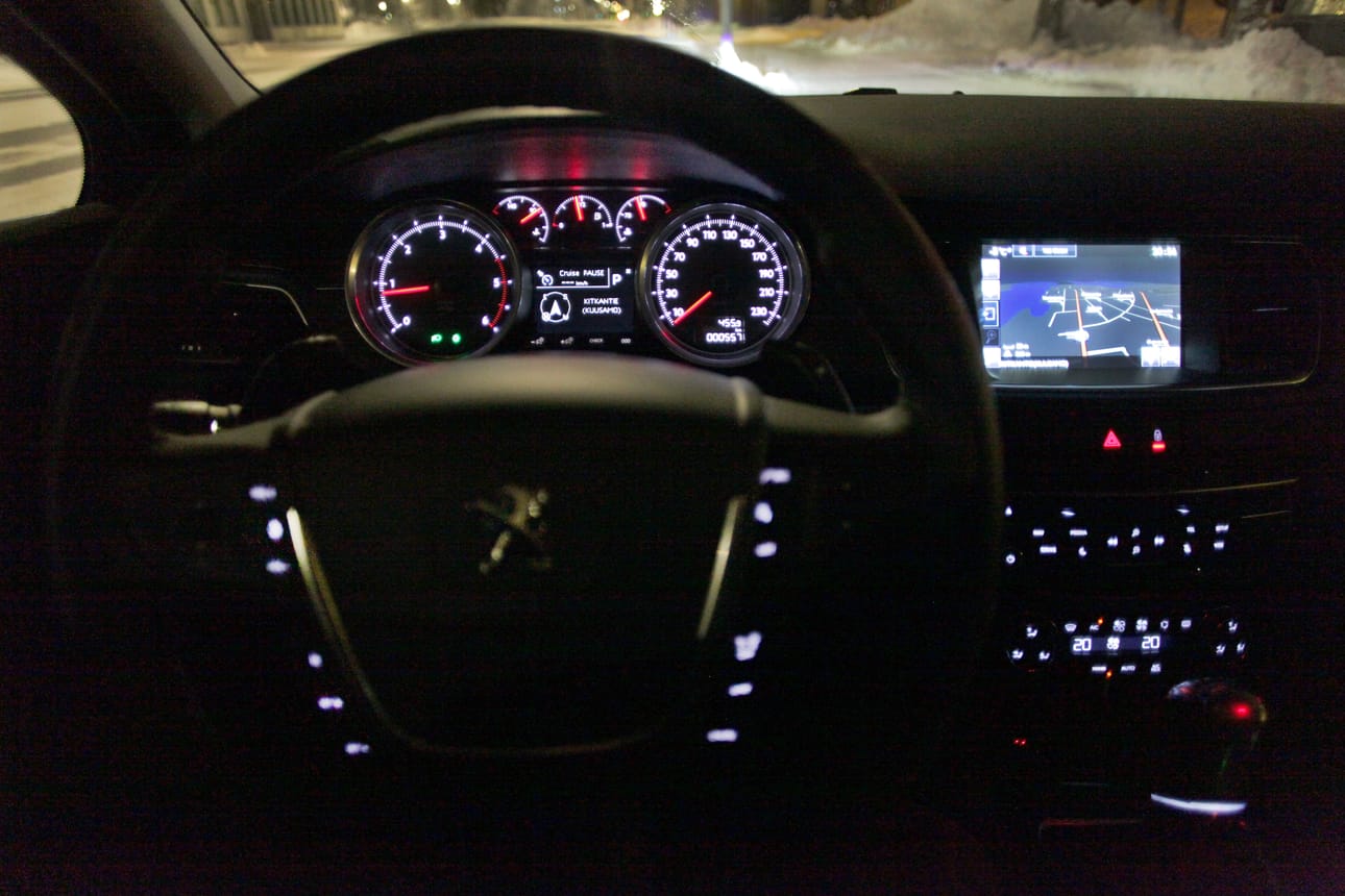 Peugeot 508 on tyylikkään näköinen niin ulkoa kuin sisältä.