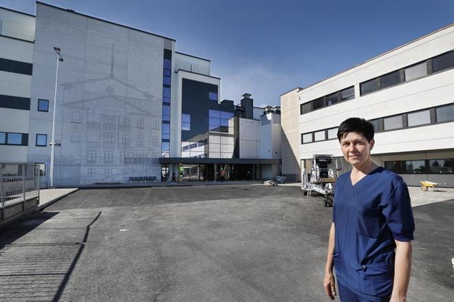 Seinäjoen sairaalan F-osan laajennuksen pääovi avataan leikkauspotilaille 6. elokuuta kello 7. Leikkaus- ja anestesiayksiön sairaanhoitaja Minna Päivärinta vinkkaa, että sisäänkäynnin tunnistaa vanhan sairaalan kuvasta. KUVA: JOUKO HÄNNINEN