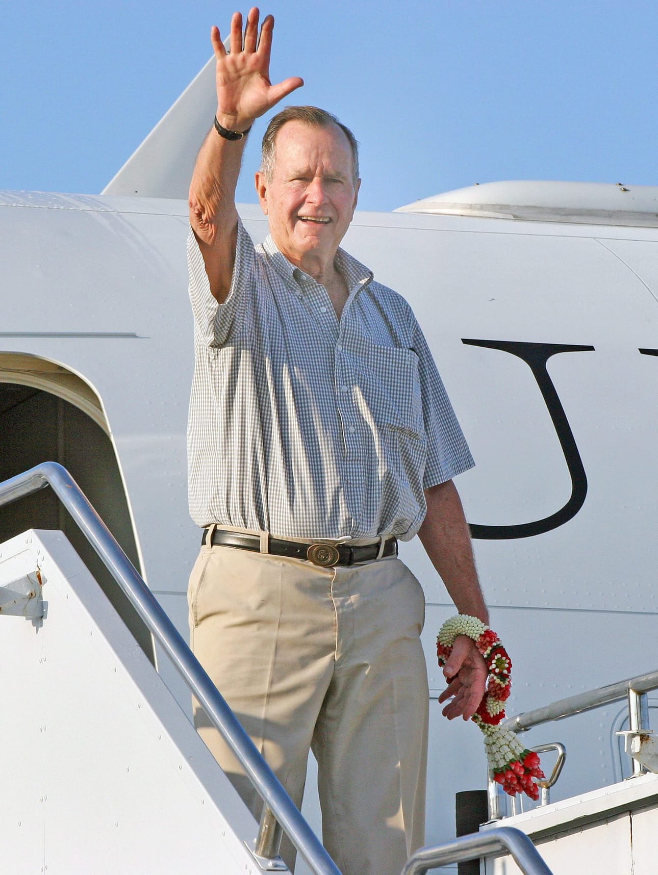 Entinen presidentti jatkoi maansa edustamista myös eläkeläisenä. George Bush nähtiin nousemassa lentokoneisiin ja kiiruhtamassa avajaisiin sekä moniin historiallisiin vuosipäivätilaisuuksiin