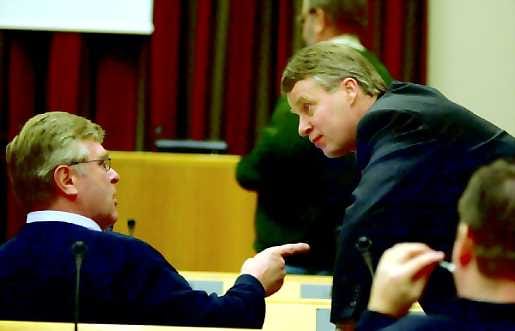Rahasta kiista. Kaupunginvaltuutettu Raimo Järvenpää (vas.) ja kaupunginjohtaja Kari Nenonen ottelivat sosiaali- ja terveystoimen määrärahojen riittävyydestä.