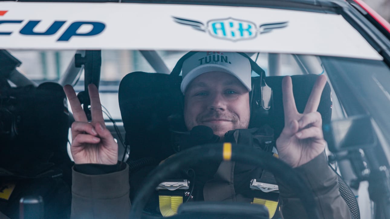 Jonne Halttunen on siirtynyt kartanlukijasta kuljettajan paikalle. Hän on voittanut maailmanmestaruuden ja Pohjanmaa Rallin yhtä monta kertaa: kahdesti.