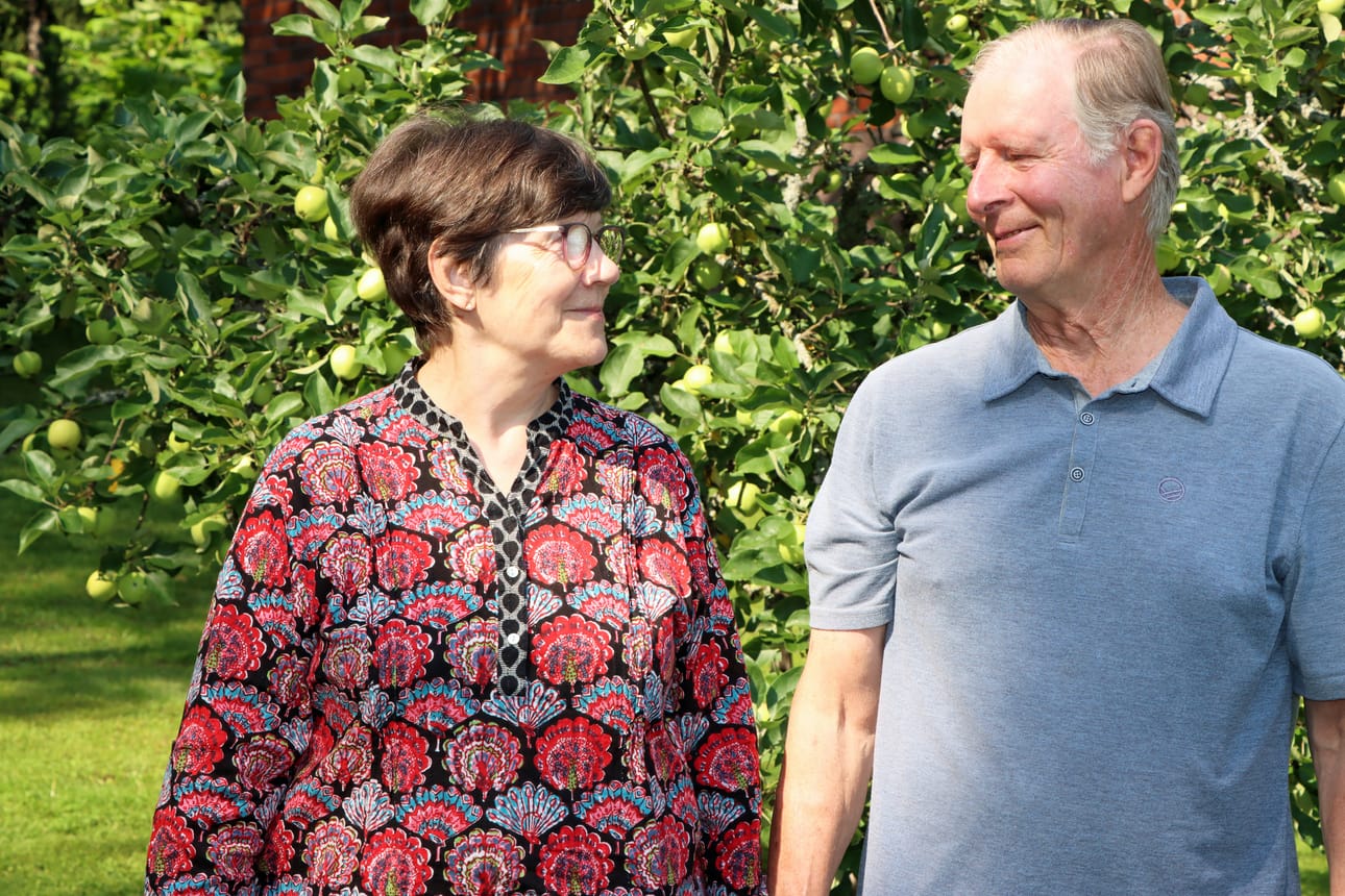 Yli 50 yhteistä avioliittovuotta. Mikä on sen salaisuus, yhteinen liikuntaharrastus? Ei, se on tämä mies, Seija toteaa ja katselee puolisoaan hymyillen.