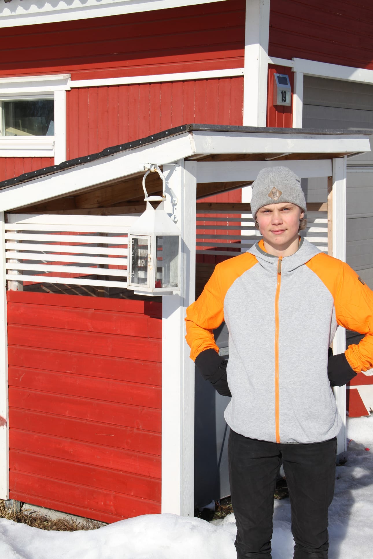 – Yrittäjyyteen on aina tuettu ja rohkaistu perheen puolelta, Samu Hirvasniemi kertoo. Vasemmalla Samun kotipihalleen rakentama roskakatos.